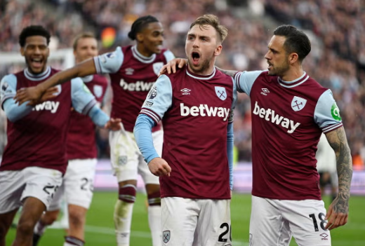 Manchester United kärsi viime hetken maalin, West Ham United peruutti ja voitti 2-1